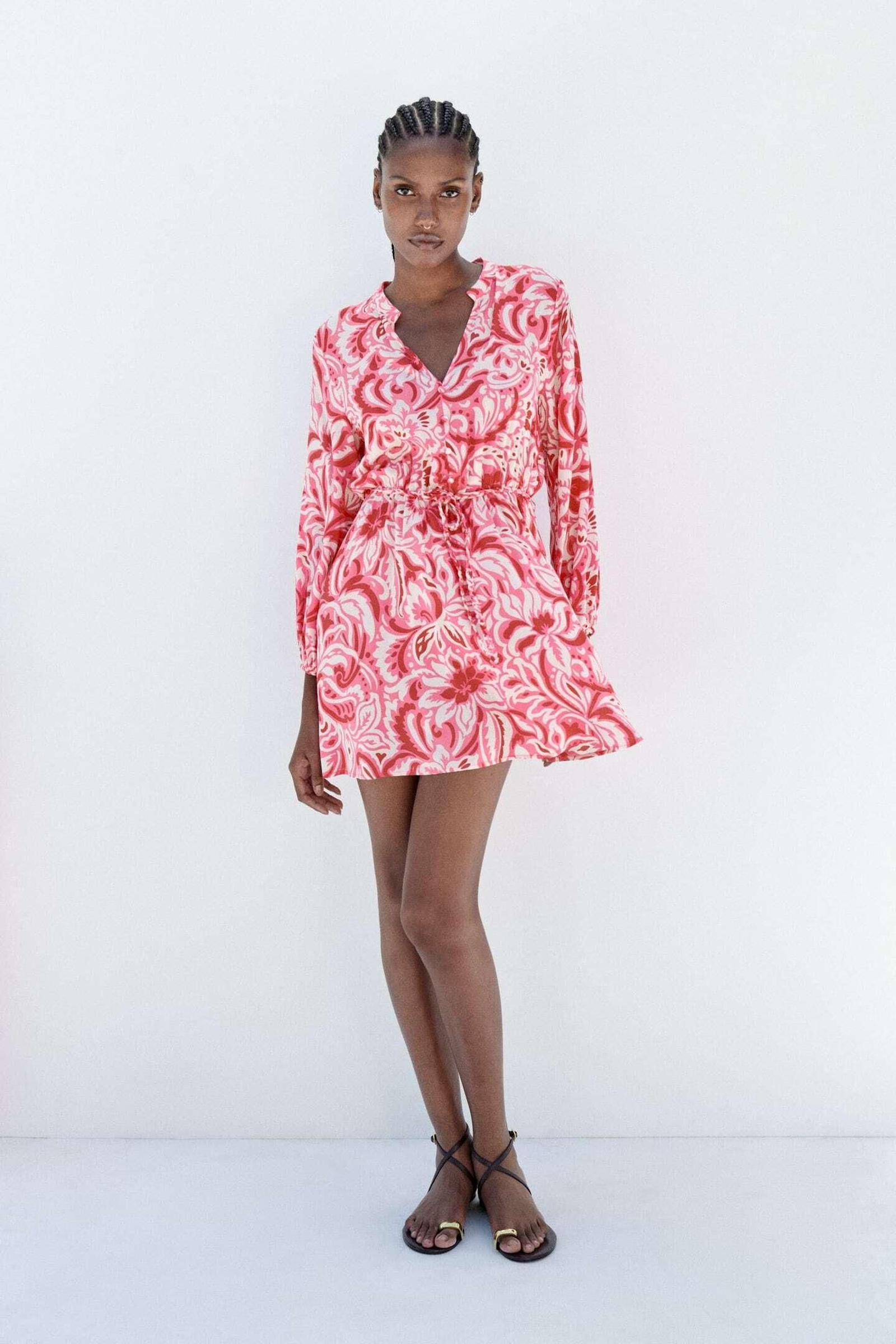 Vestido rojo y estampado de Zara.