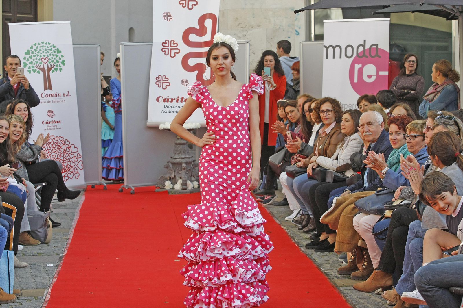 Desfile solidario de trajes de Flamenca para Cáritas
