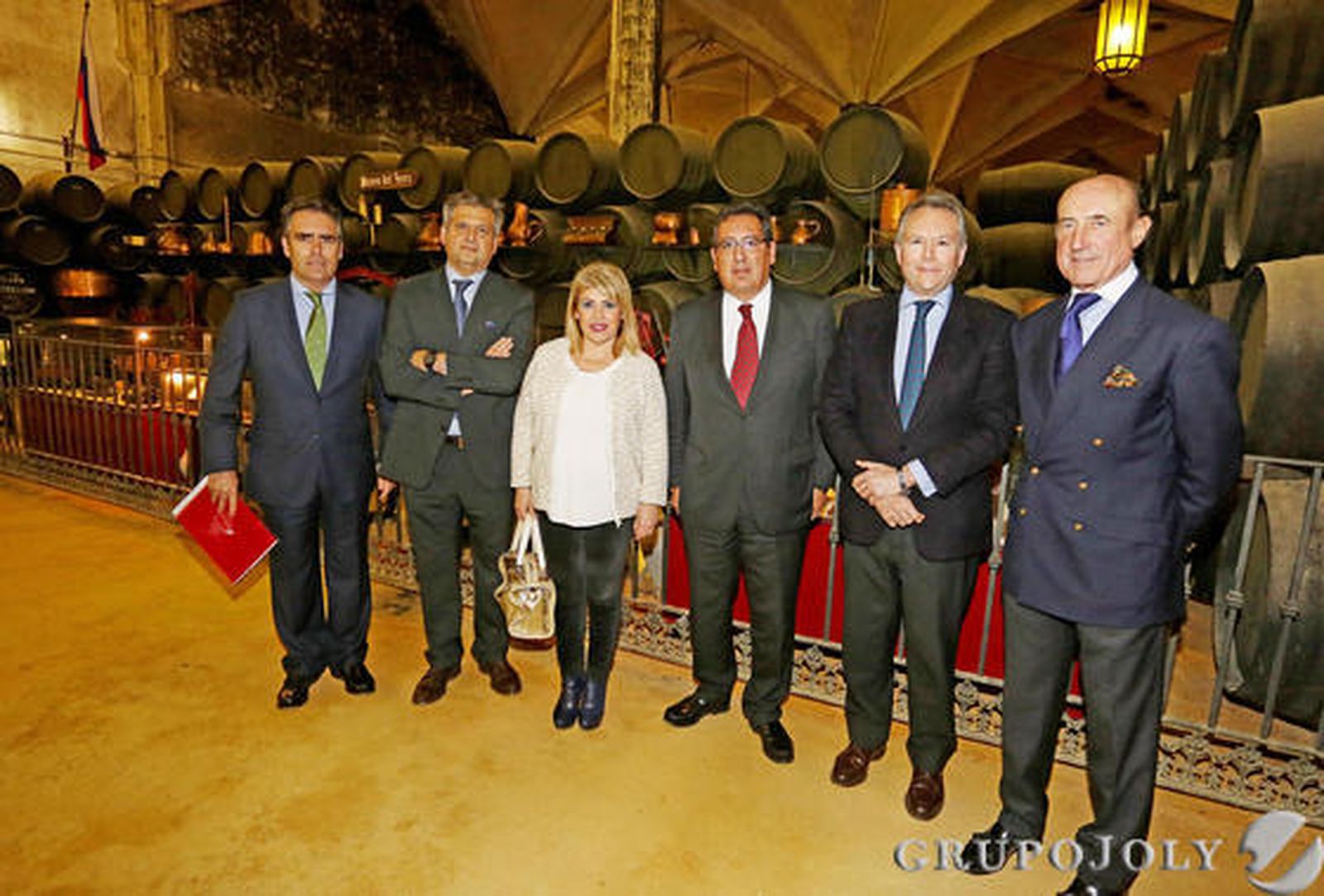 El director de Diario de Jerez, Rafael Navas; el consejero delegado de Williams & Humbert, Jesús Medina; la alcaldesa de Jerez, Mamen Sánchez;el presidente de la Fundación Cajasol, Antonio Pulido;el presidente del Grupo Joly, José Joly Martínez de Salazar; y el presidente del Consejo Regulador, Beltrán Domecq.

Foto: Vanesa Lobo