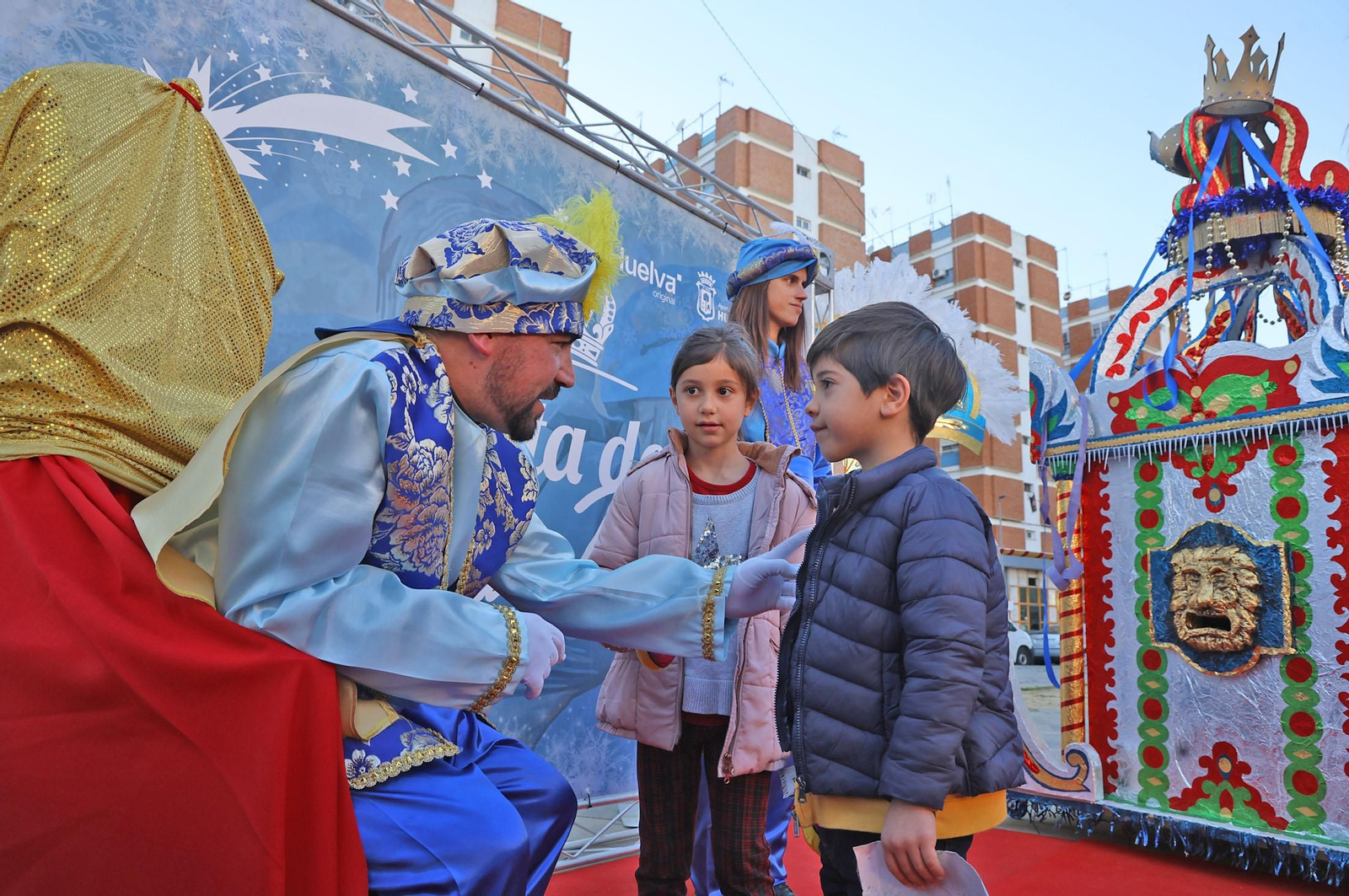 Imágenes del paje Real de SSMM los Reyes Magos recogiendo las cartas de los niños y niñas de Huelva en la plaza Houston