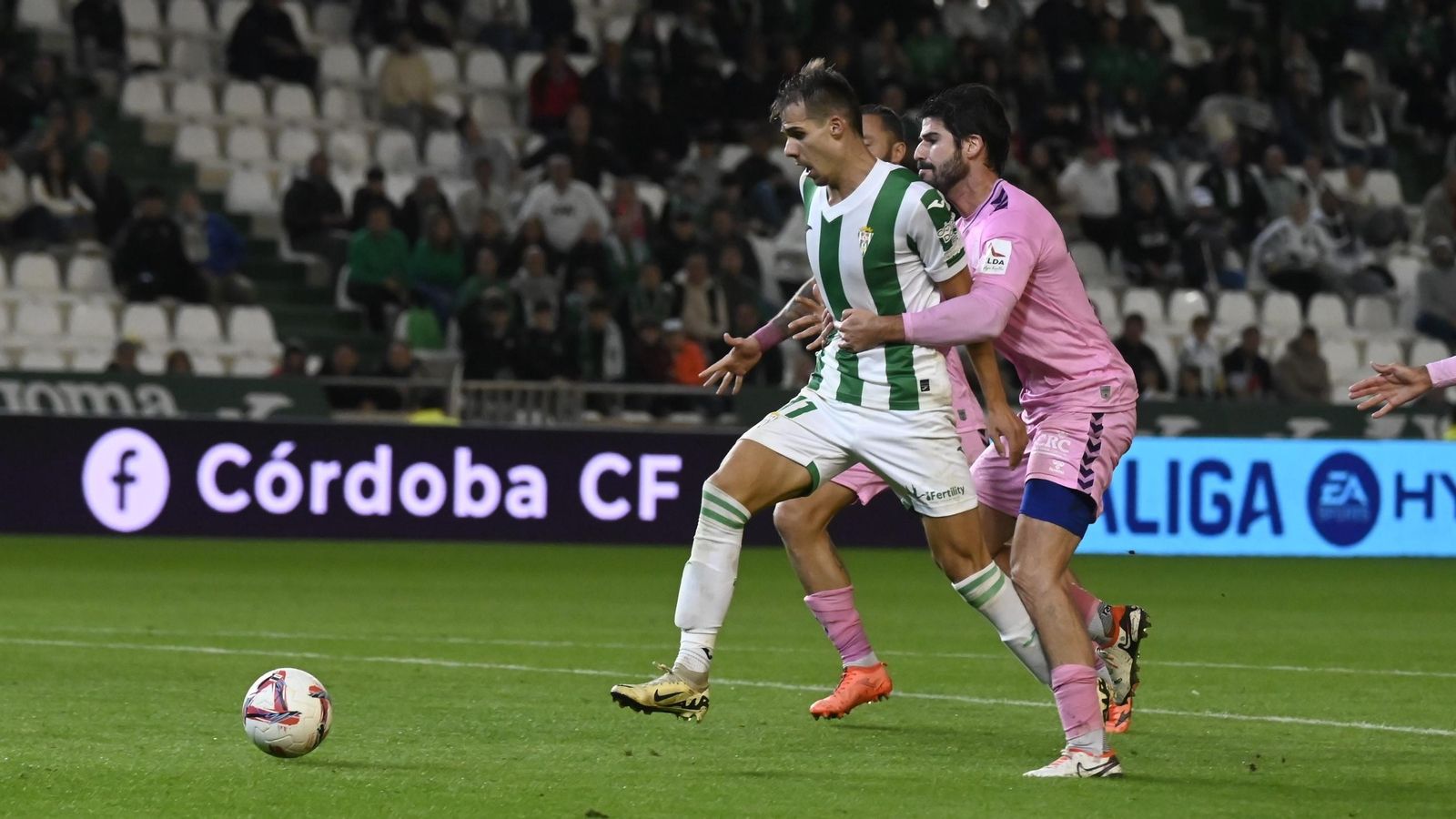 Ander Yoldi es agarrado por Monsalve en la última jugada del Córdoba CF - Eldense.
