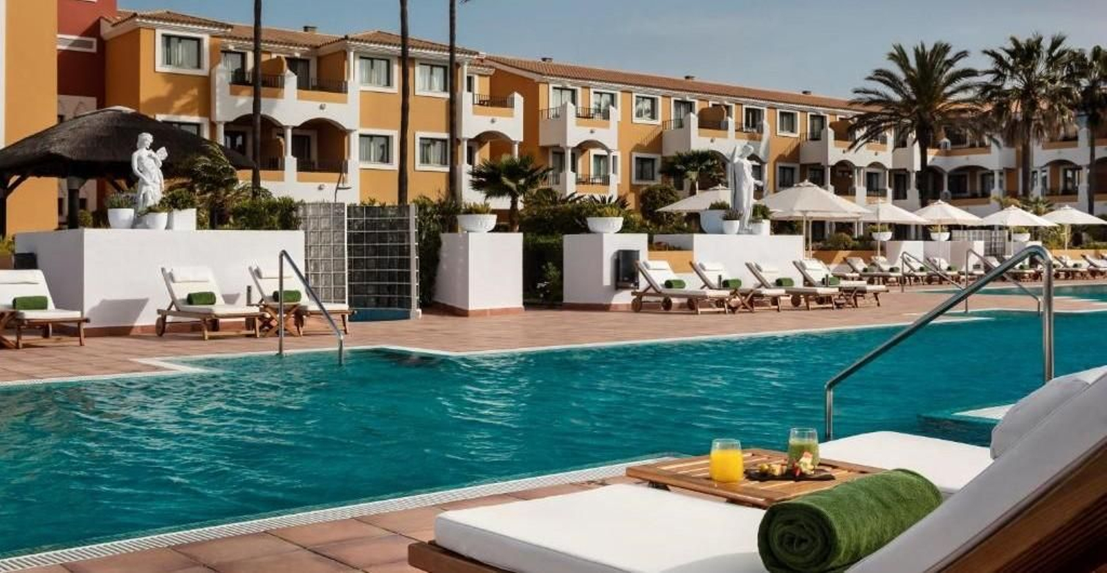 Este cinco estrellas está en Novo Sancti Petri y cuenta con acceso directo a la playa de La Barrosa