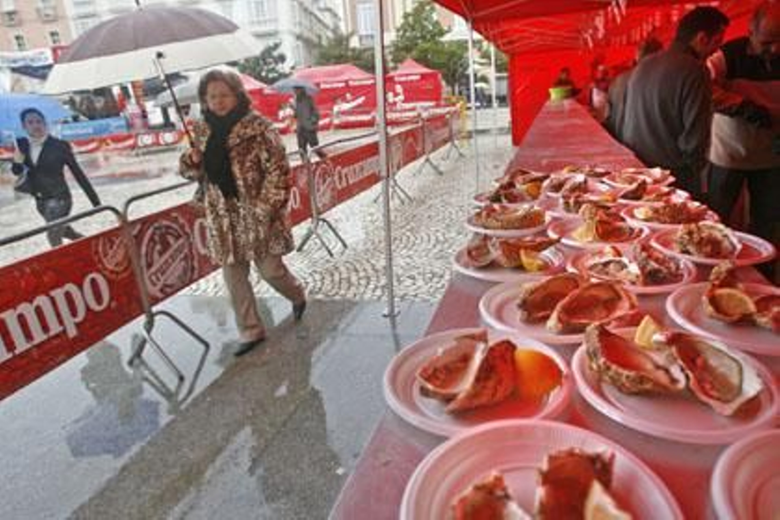 La lluvia no impidió que la ostionada siguiera adelante, actuaciones incluidas, pero sí propició la estampa de la Plaza de San Antonio casi vacía

Foto: Joaquin Pino