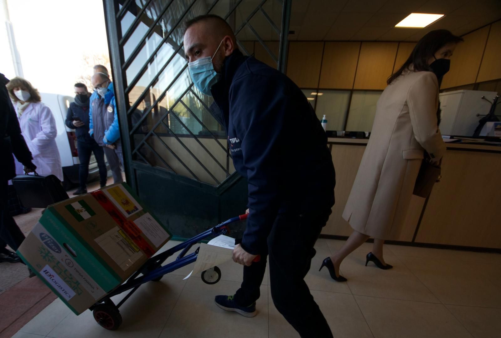 Fotos: La vacuna contra el coronavirus sale hacia Córdoba