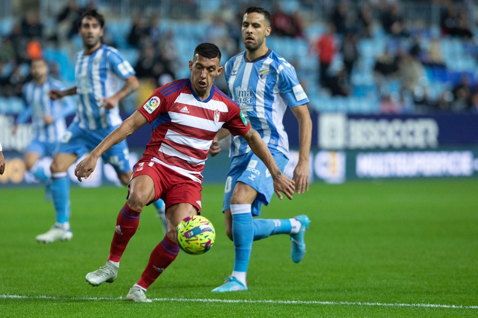 Uzuni ha tenido dos ocasiones de adelantar al Granada CF.