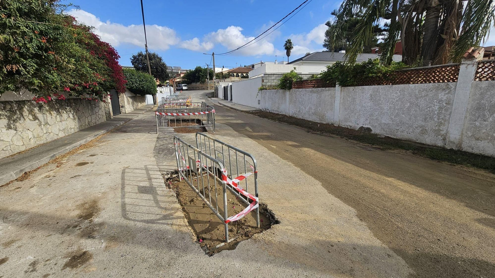 Varias zanjas de obras abiertas para reparar las tuberías de agua rotas, en la calle Los Abetos, en la colonia San Miguel (Algeciras).