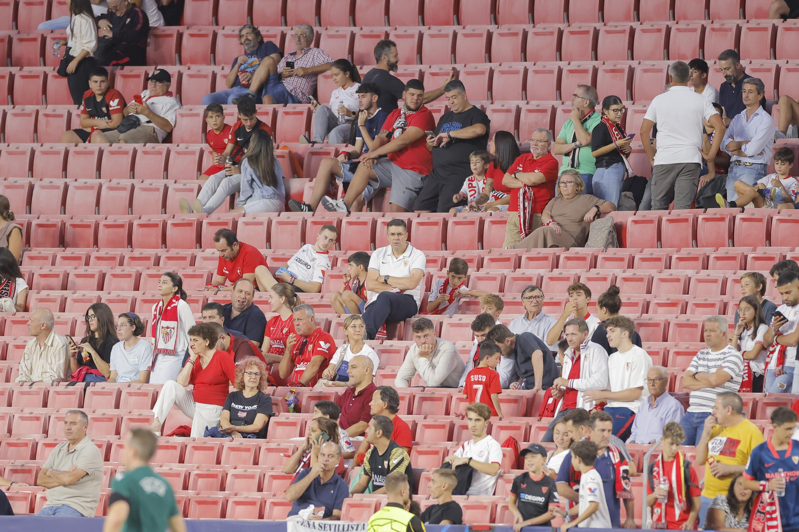 Búscate en las fotos del Sevilla-Lens