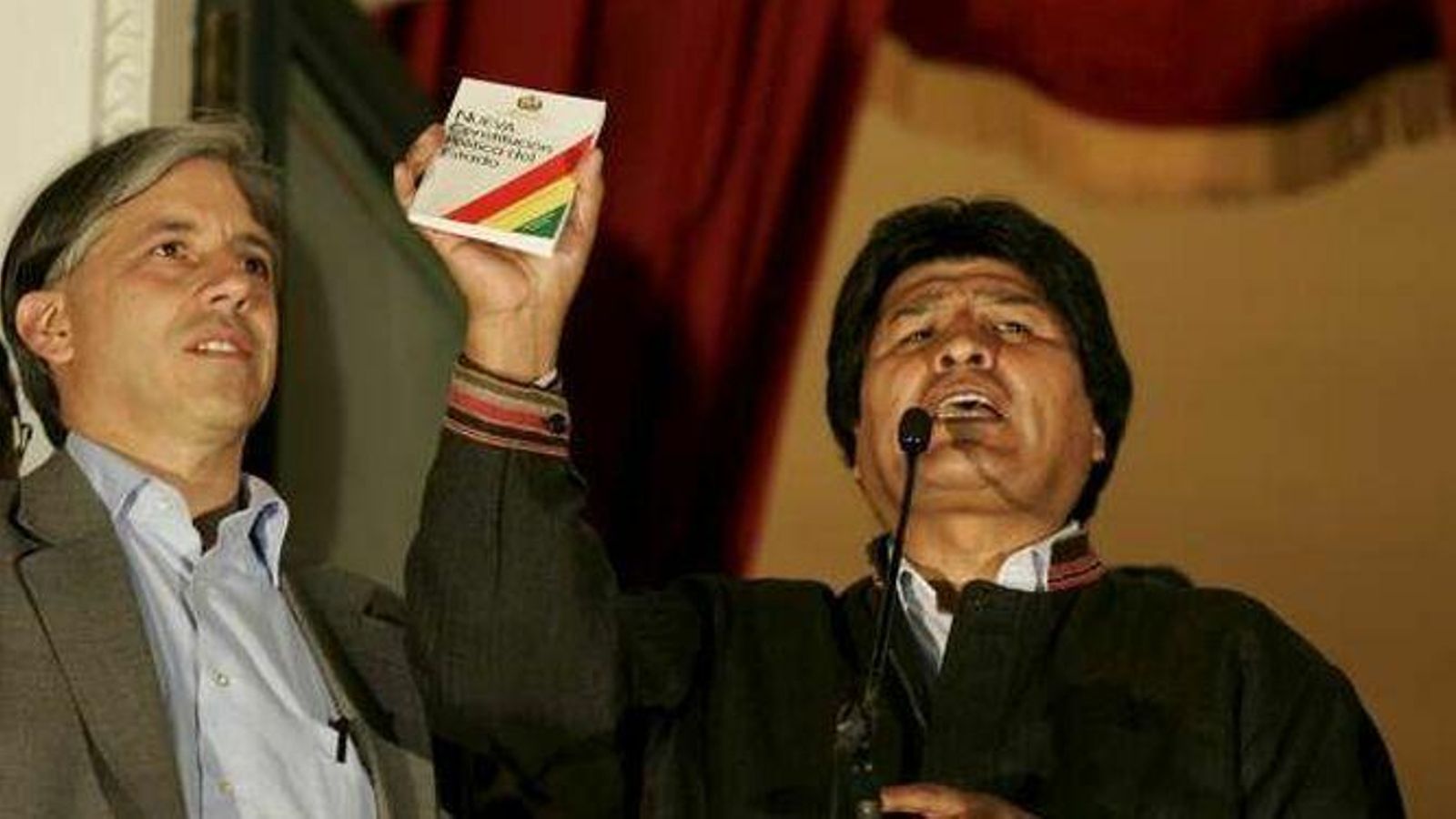 Evo Morales proclama la nueva Constitución del país.