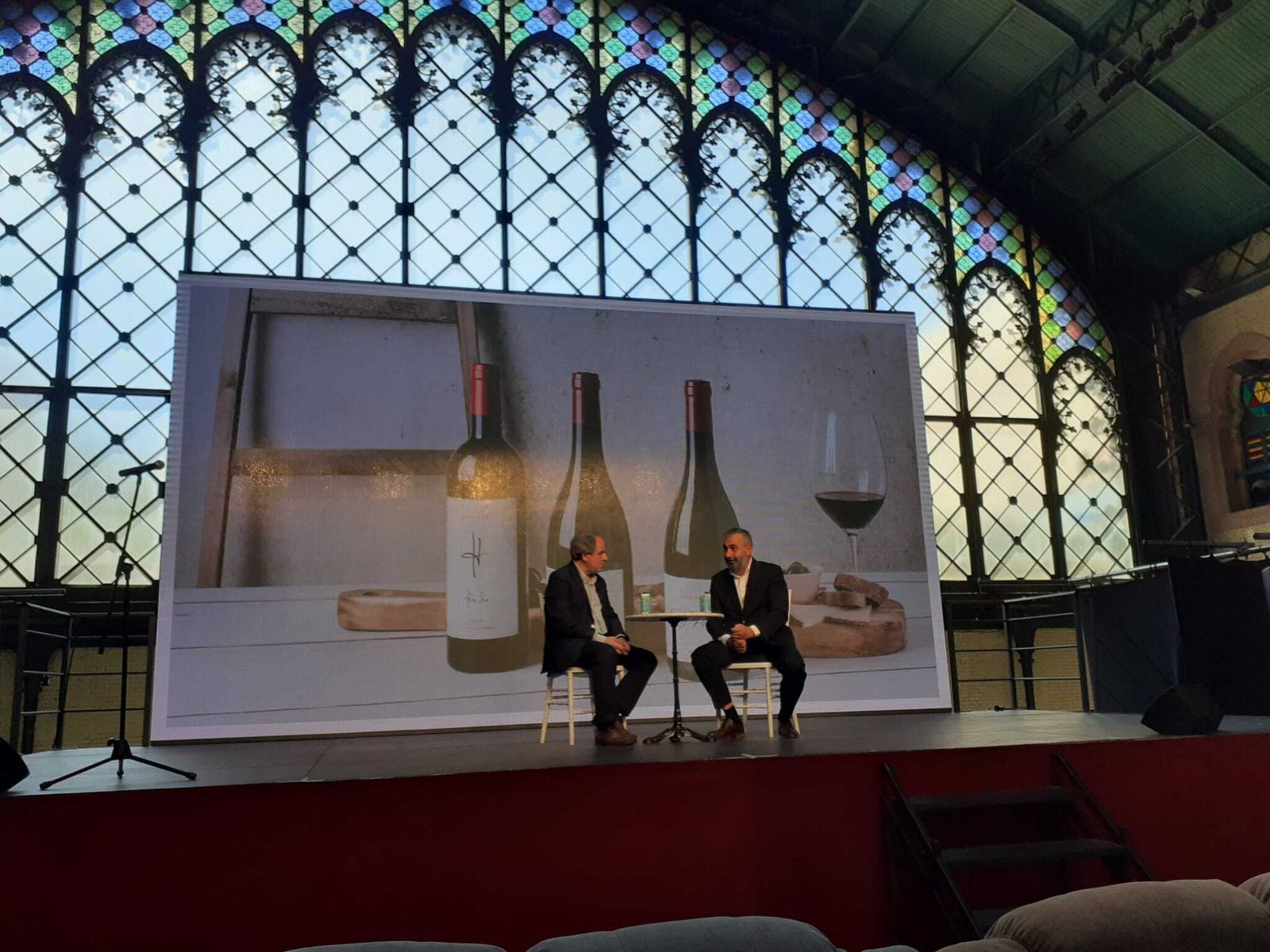 El gastrónomo Javier Compás y Carlos San Pedro, de Bodegas Pujanza, en Plaza de Armas.