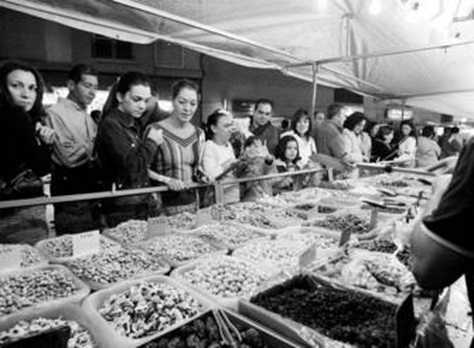 Imagen de archivo de numerosas personas agolpándose frente a un puesto durante la noche de Tosantos.