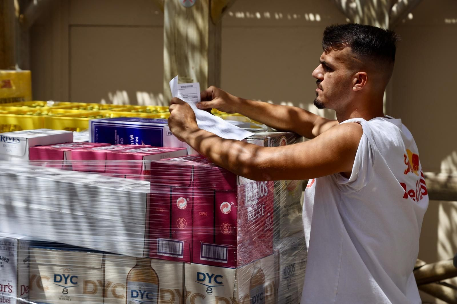 Los últimos preparativos para la Feria de Málaga, en imágenes.