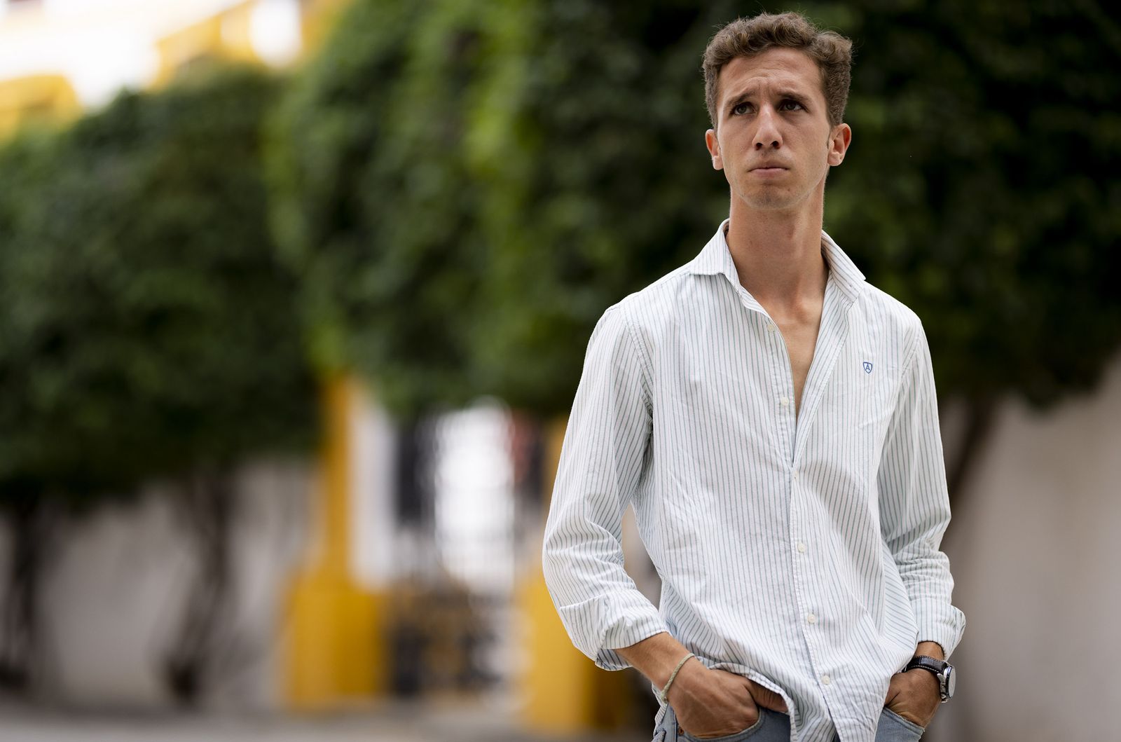 Calerito posa junto a la plaza de toros de la Maestranza.