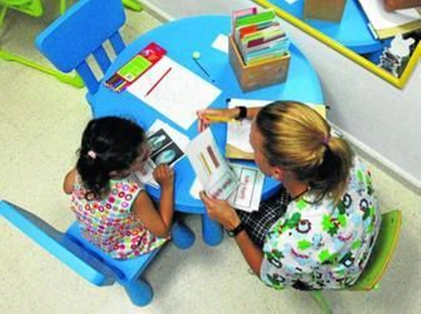Una monitora junto a una pequeña, mientras le imparte clases en el centro de Atención Temprana y Apoyo Integral.