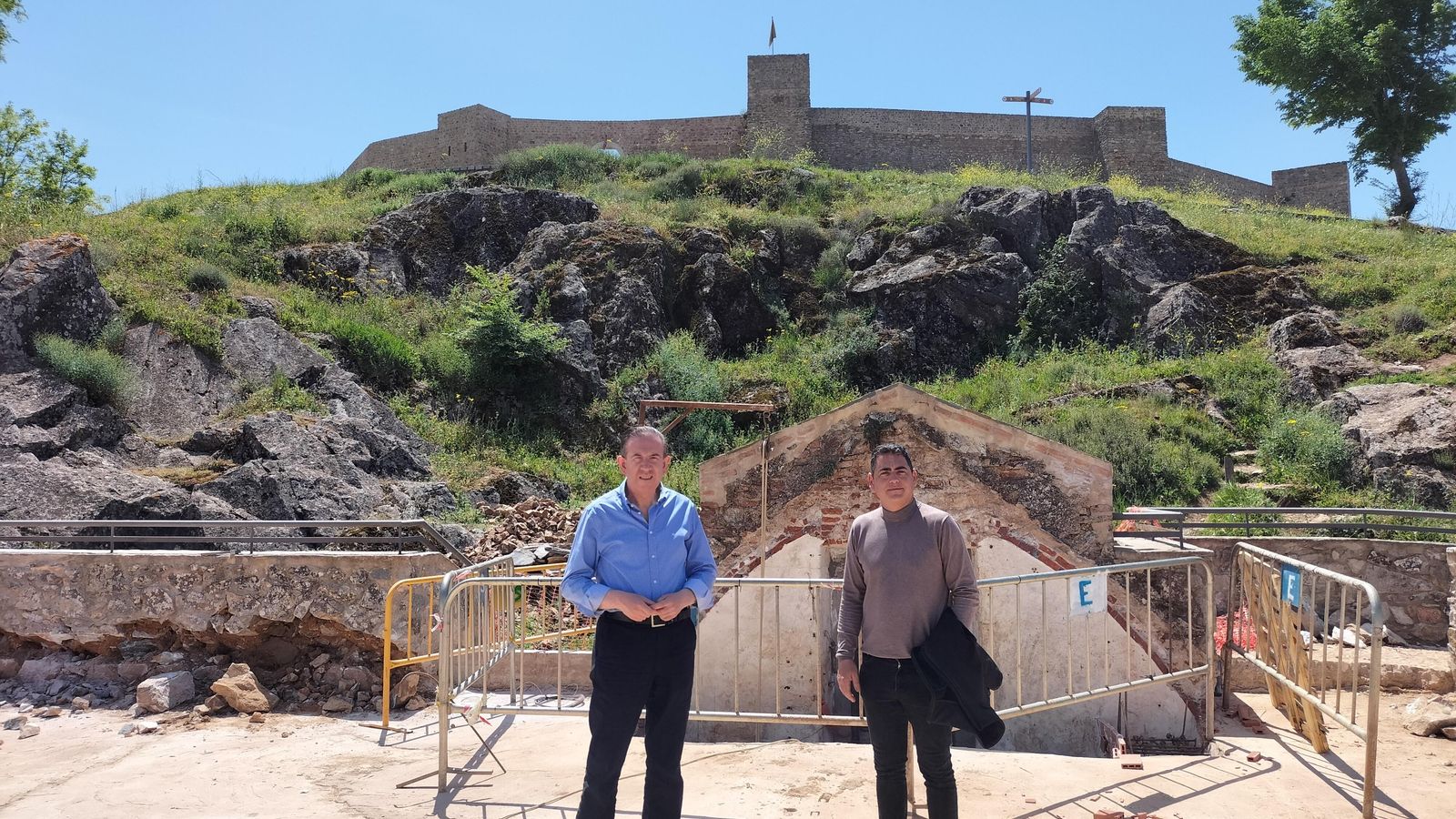 El alcalde de Aracena, Manuel Guerra, junto al concejal de Desarrollo Local, Carlos García, visitando las obras de rehabilitación