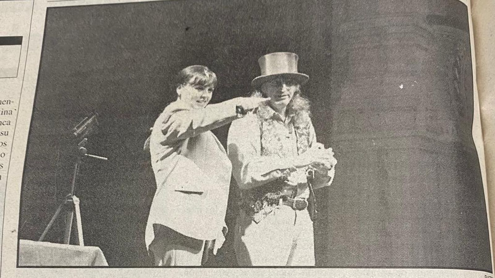 Juan Tamariz realiza un truco con una voluntaria del público