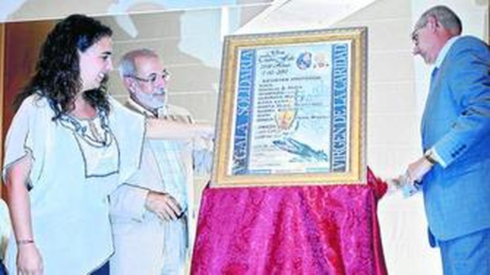 Los concejales y el hermano mayor de las Penas descubrieron el cartel anunciador de la gala.