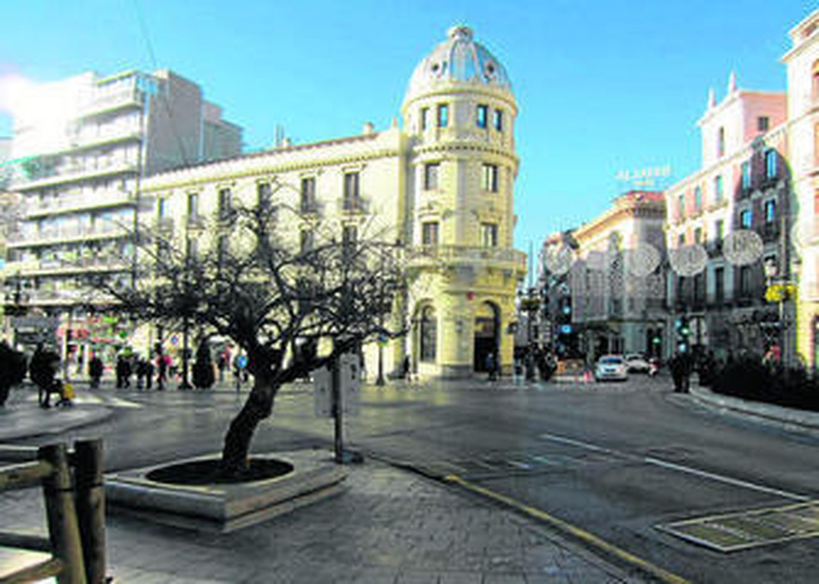 1. Imagen de 1951 cuando el embovedado del Darro reventó en Puerta Real. 2 y 3. Aspecto actual que presenta la zona, con el granado dominando el cruce de las calles Ganivet, Reyes Católicos, Mesones, Recogidas y Acera del Casino, en el mismo centro de la denominada Puerta Real.