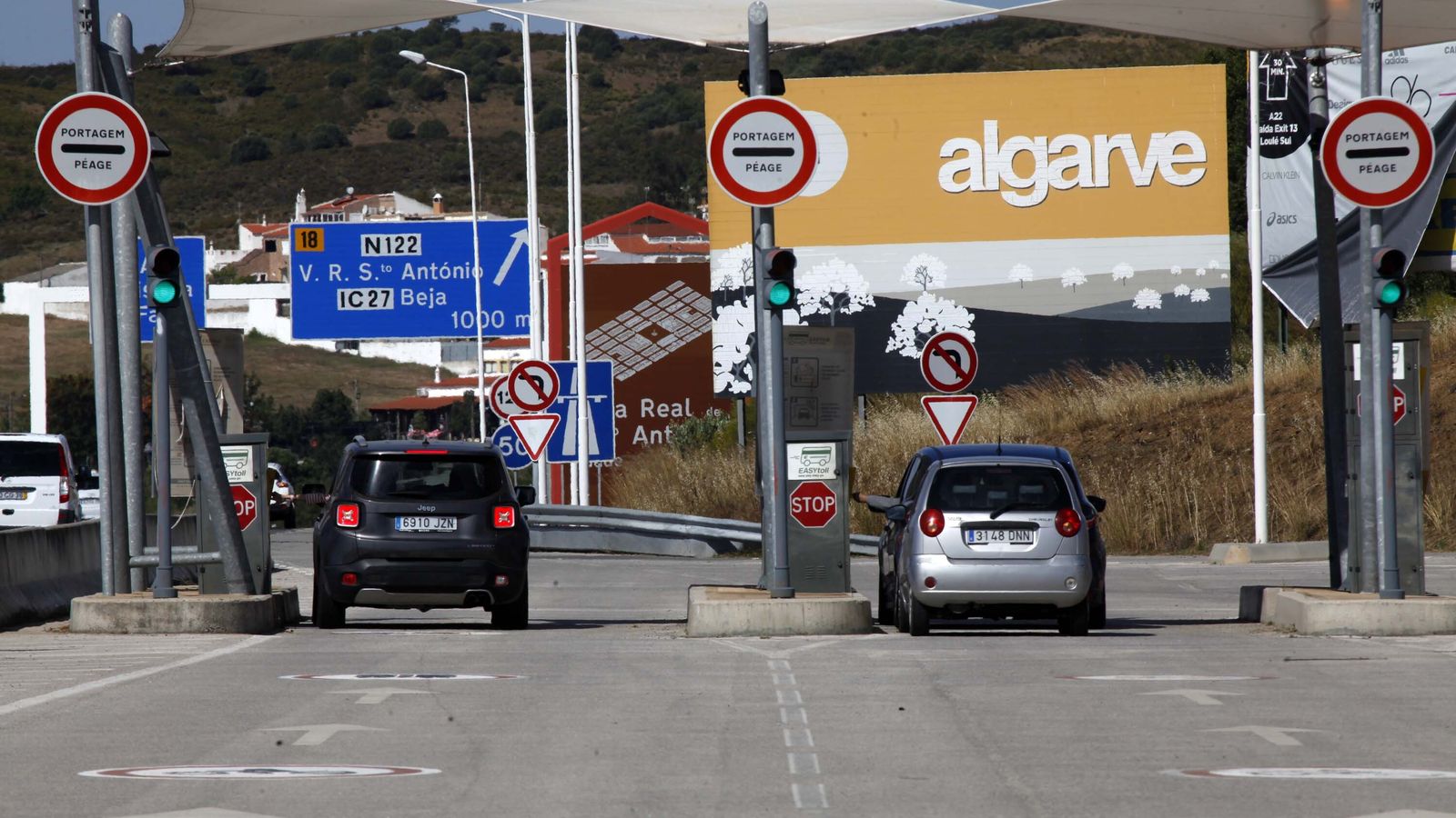 Fueron numerosos los españoles que decidieron ayer sábado cruzar la frontera