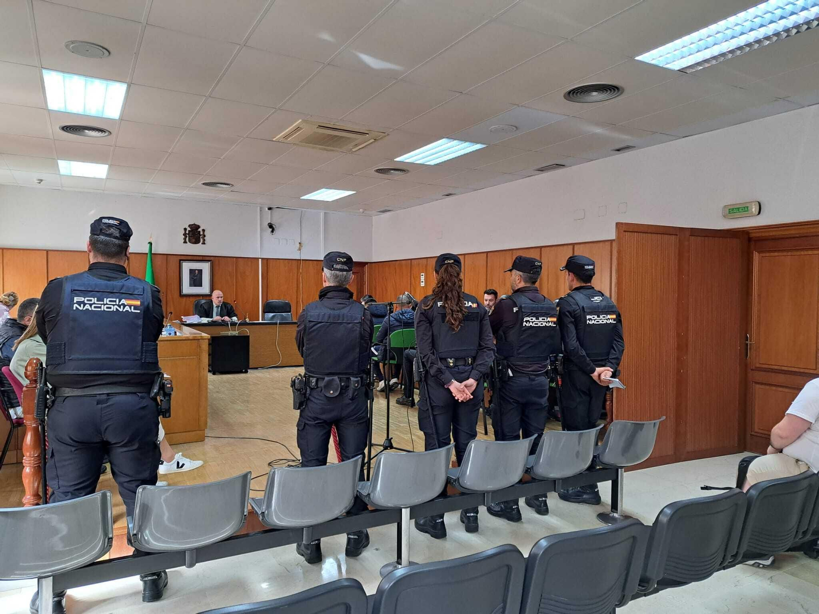 Varios policías nacionales dentro de la sala de vistas de la Audiencia.