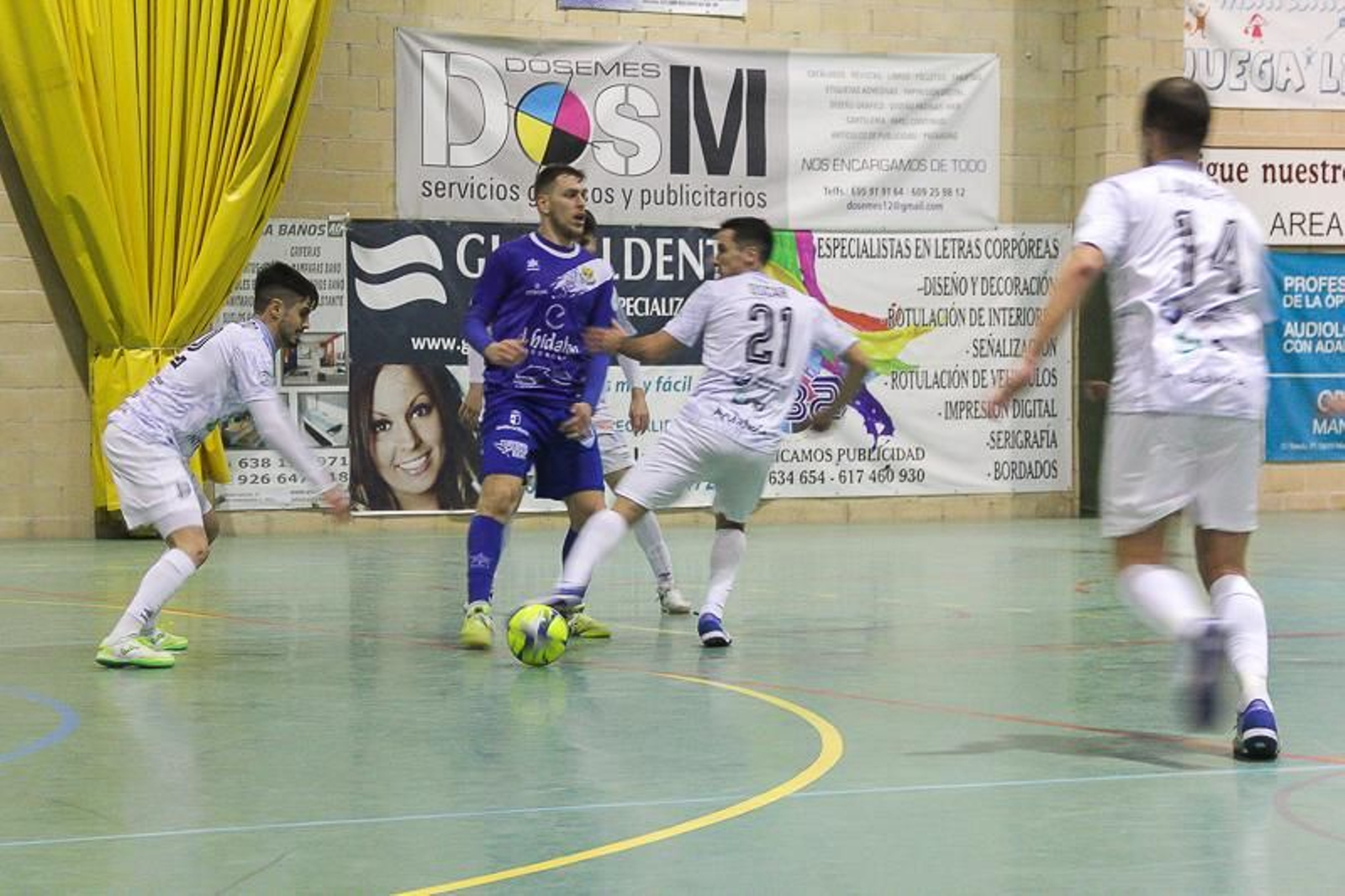 Una acción del partido con los antequeranos defendiendo el ataque local.