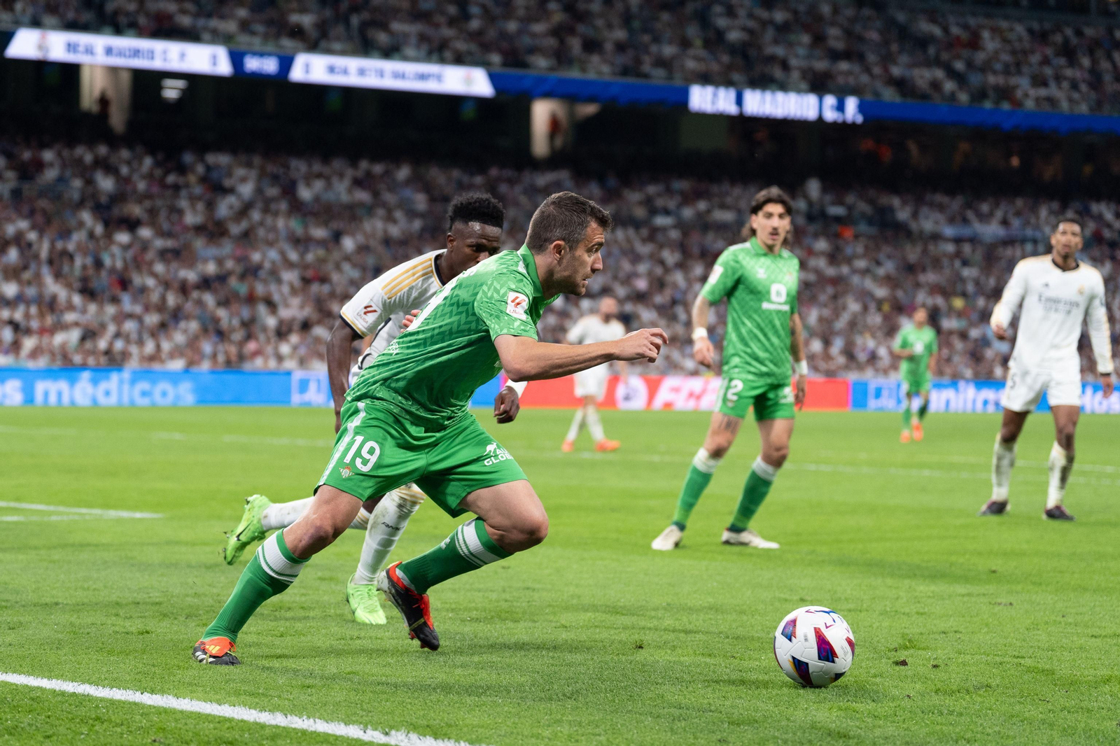 Sokratis se marcha de Vinícius en un lance del partido.