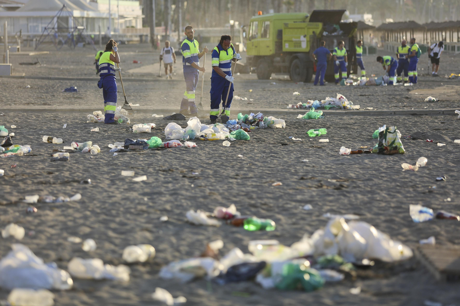 Las fotos de la basura en las playas de Málaga tras San Juan