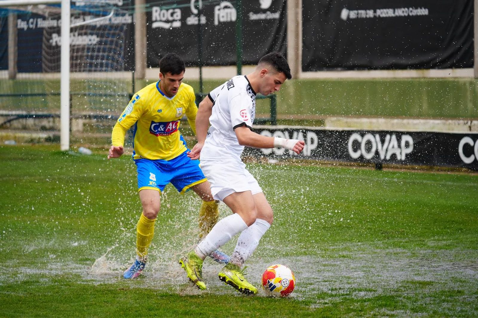 Fran Gómez (Pozoblanco) controla el balón en presencia de un jugador del Coria.