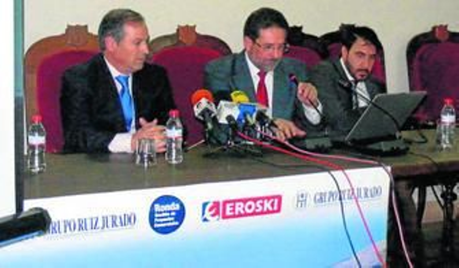 Marín Lara, Fernández Villacorta y Yuveros, ayer, durante la presentación del proyecto.