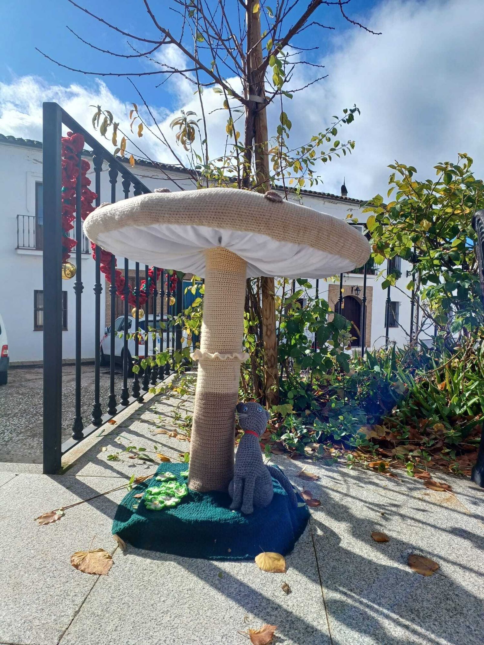 Así de bonito está este pueblo serrano de Huelva vestido de ganchillo por Navidad