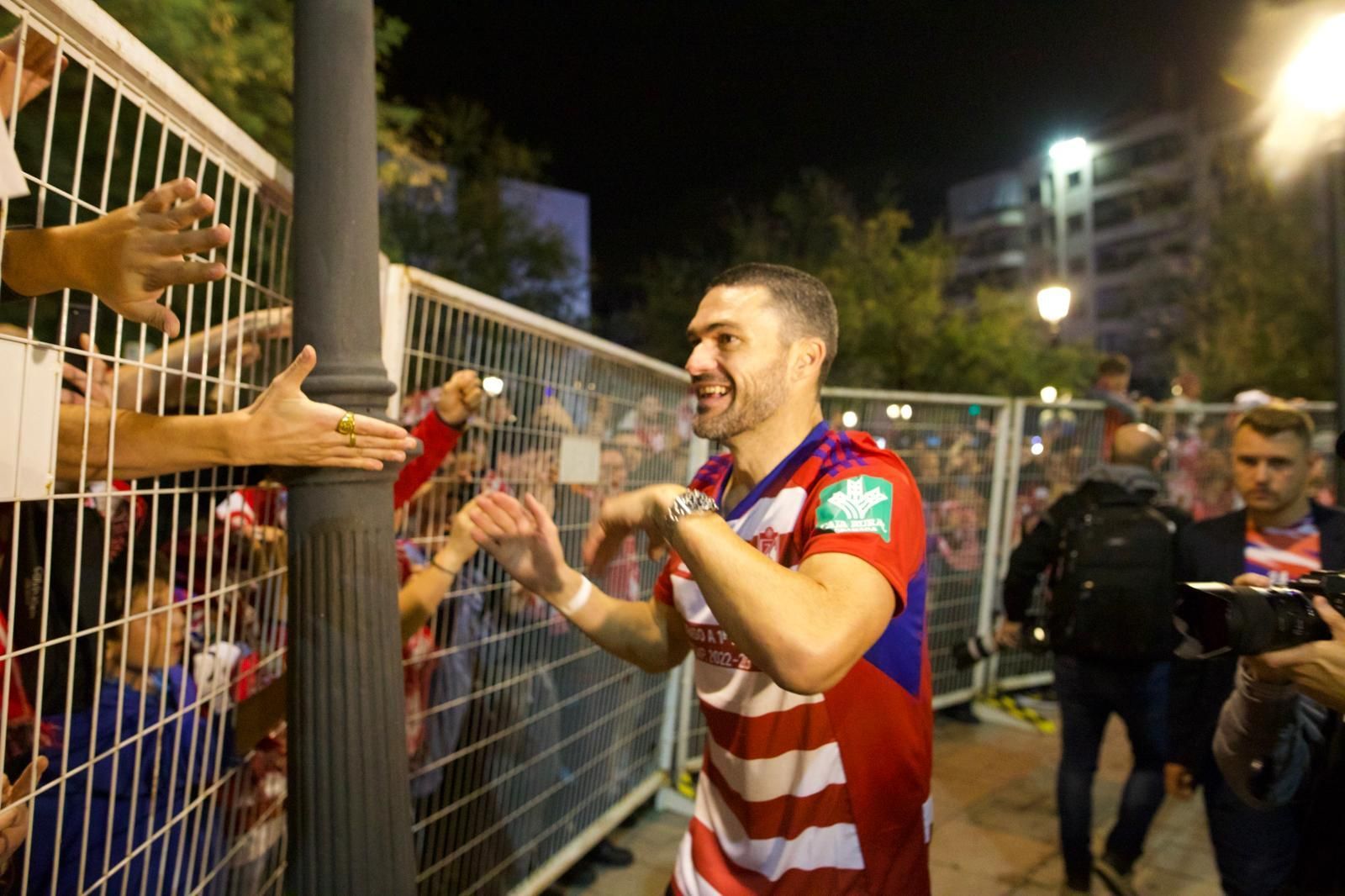 La fiesta del ascenso del Granada CF en la Fuente de las Batallas