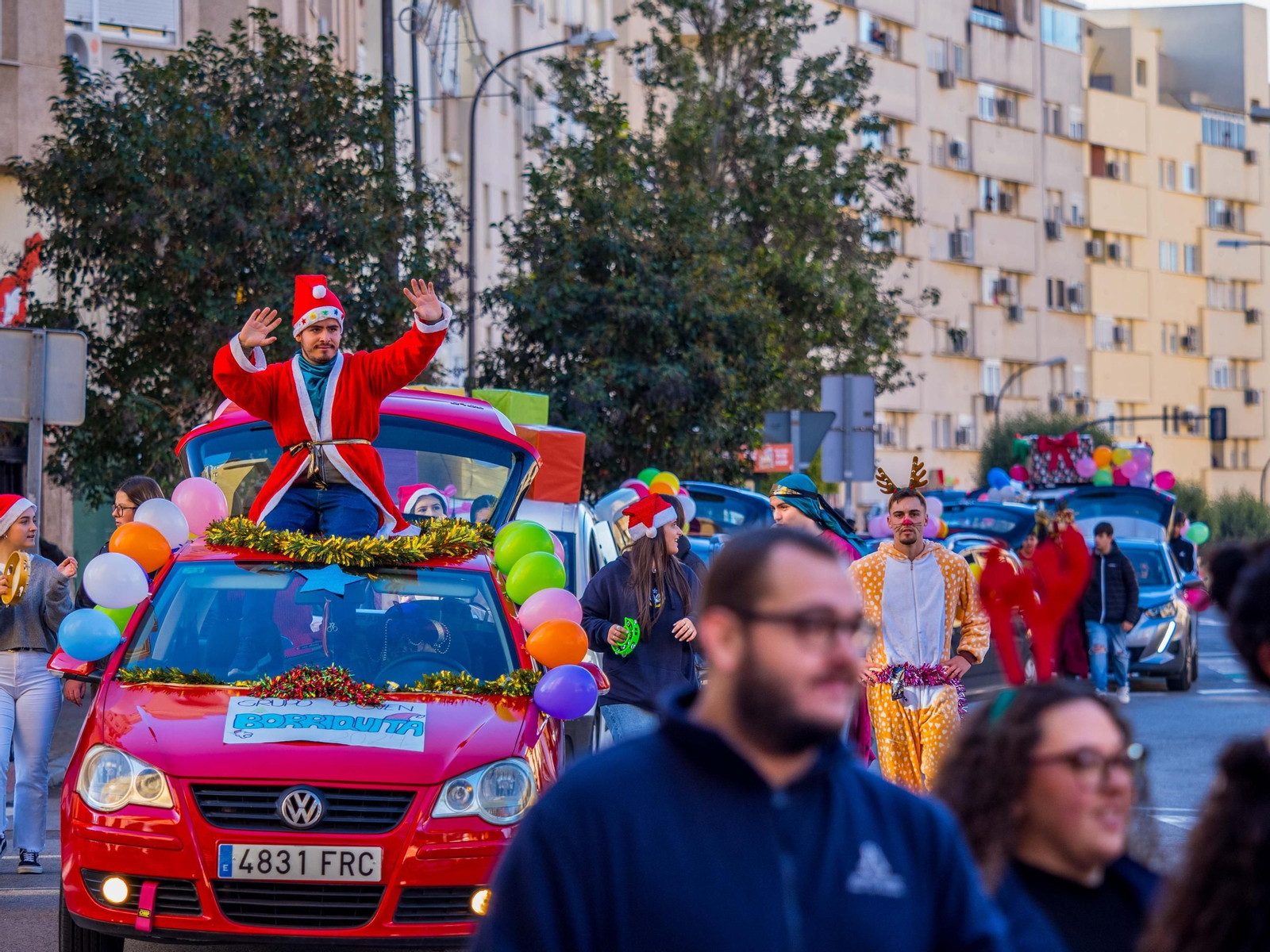 La Caravana Solidaria recoge cientos de regalos para echar una mano a los Reyes Magos en San Fernando