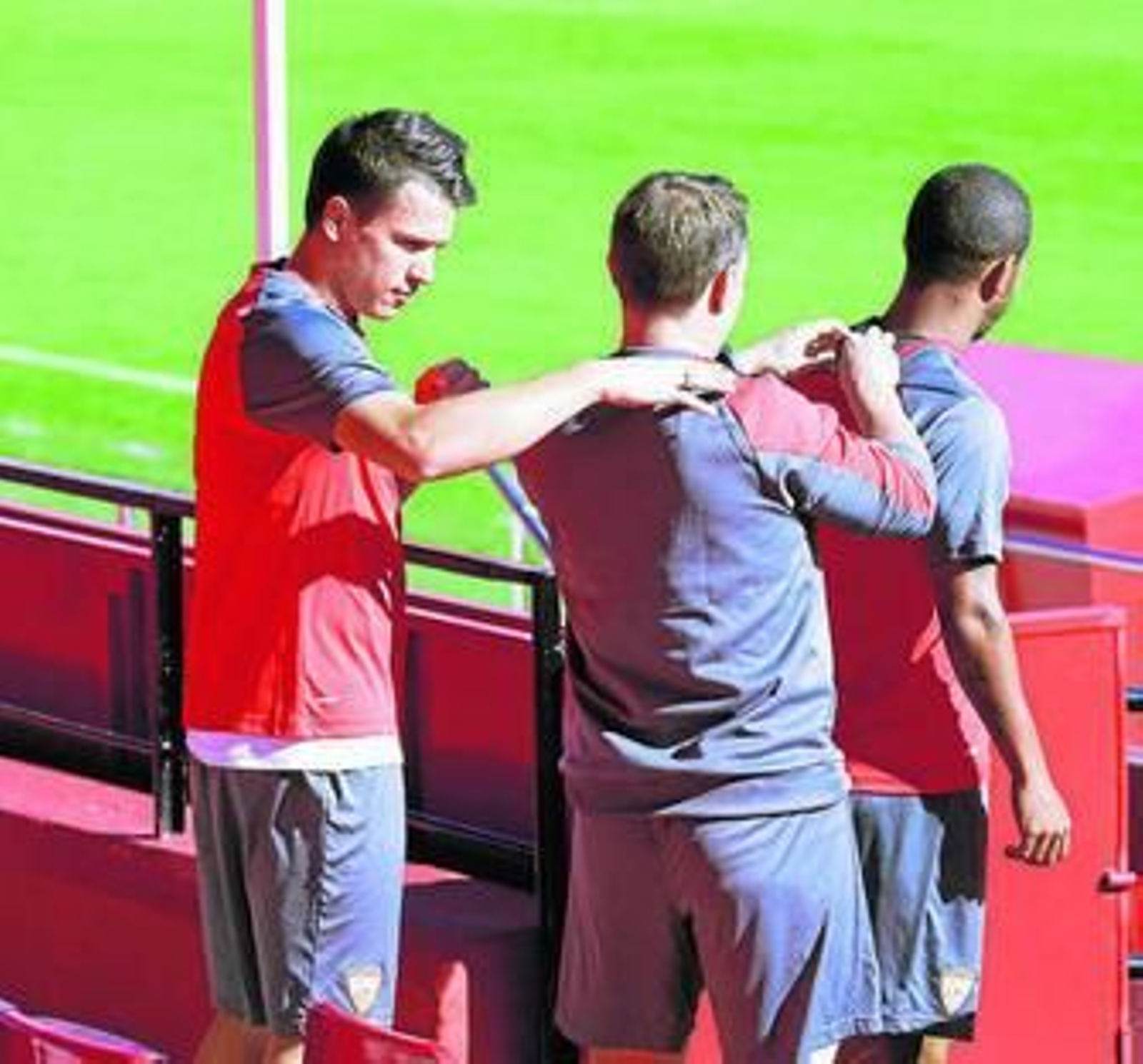 Konoplyanka bromea con un miembro del cuerpo técnico.