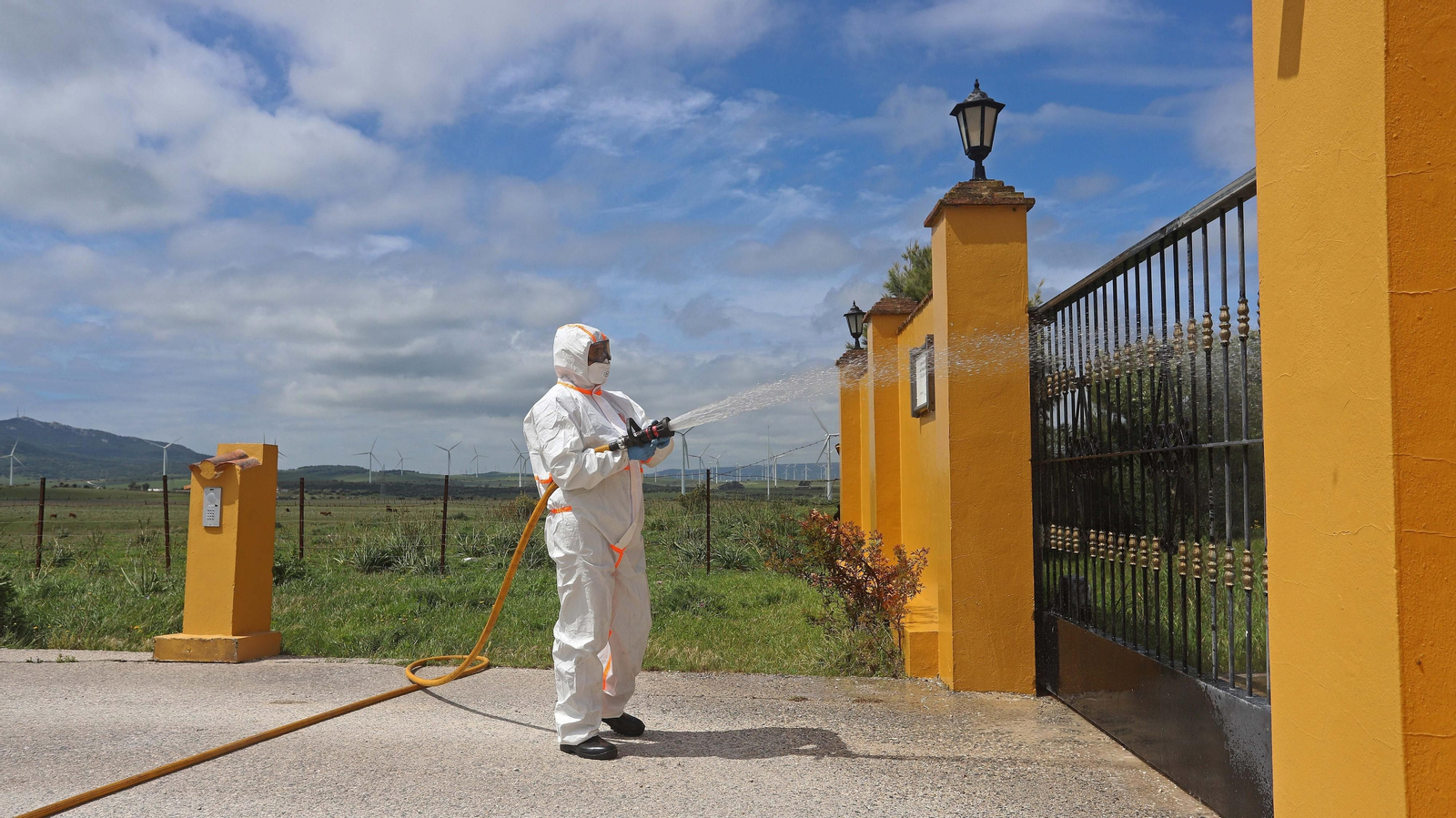 Tareas de desinfección del Infoca en Facinas