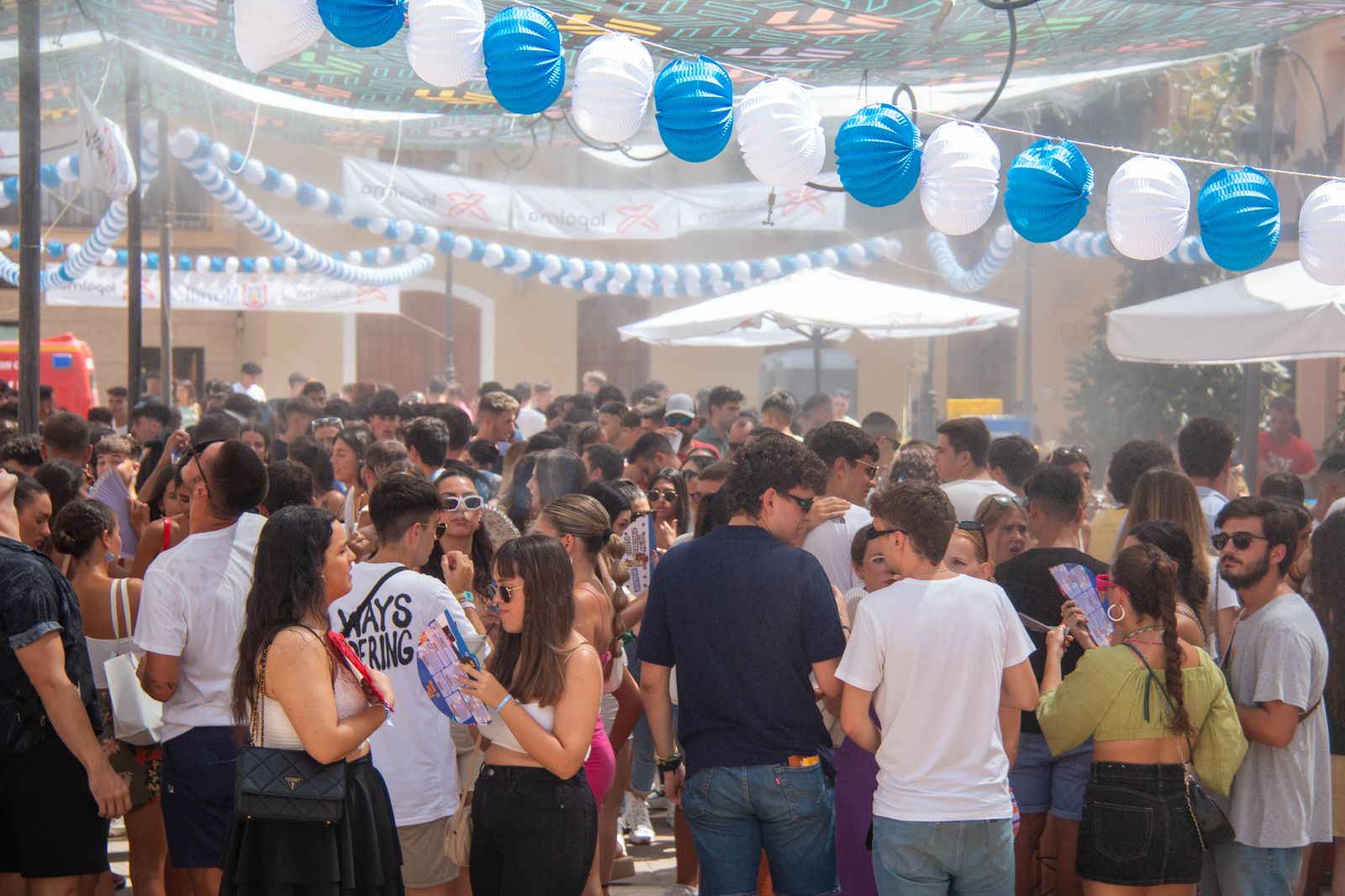 Rebujito, fiesta y abanicos: la Costa celebra sus fiestas patronales con éxito de participación