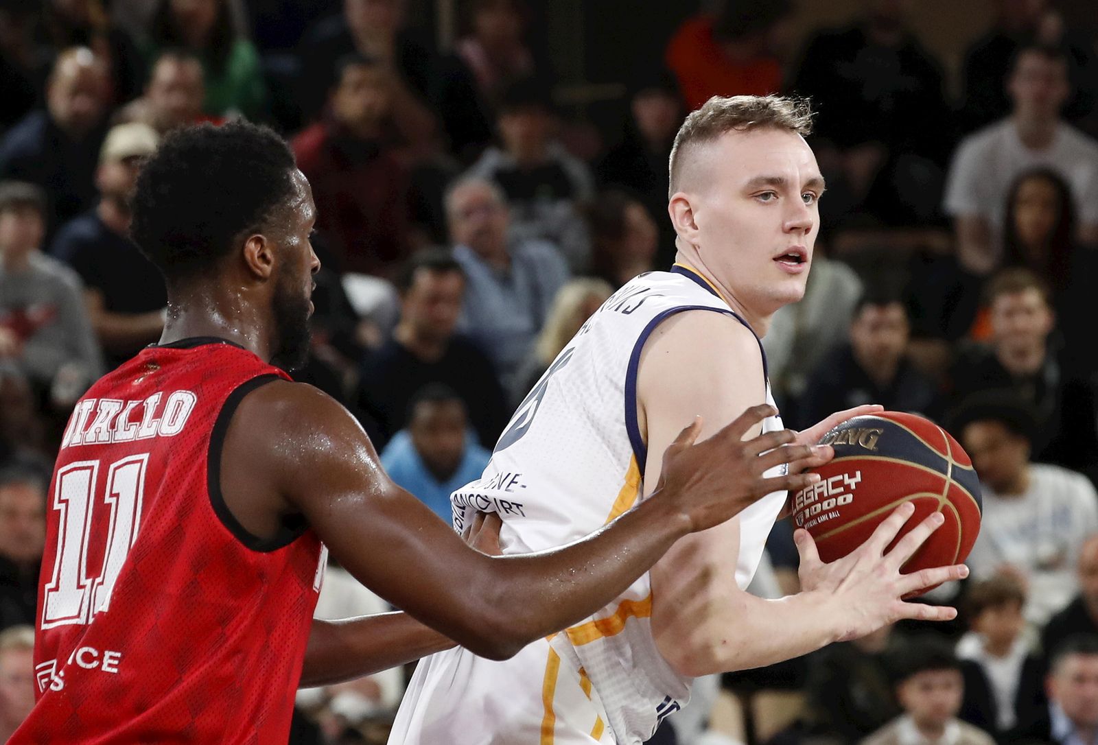 Pasecniks, en su etapa en el Metropolitans, defendido por Alpha Diallo, del Monaco.