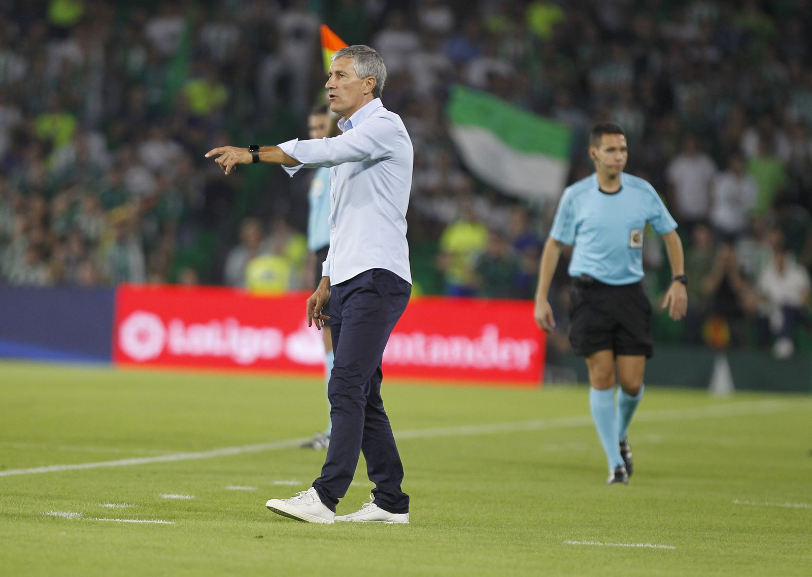 El técnico del Betis, Quique Setién, da instrucciones desde el área técnica.