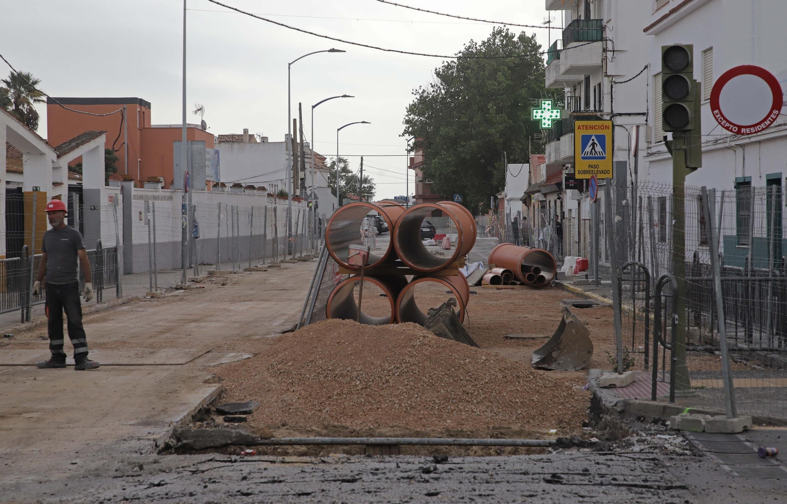 Fotos de las obras de renovación de infraestructuras hidráulicas en la avenida Diputación de Algeciras