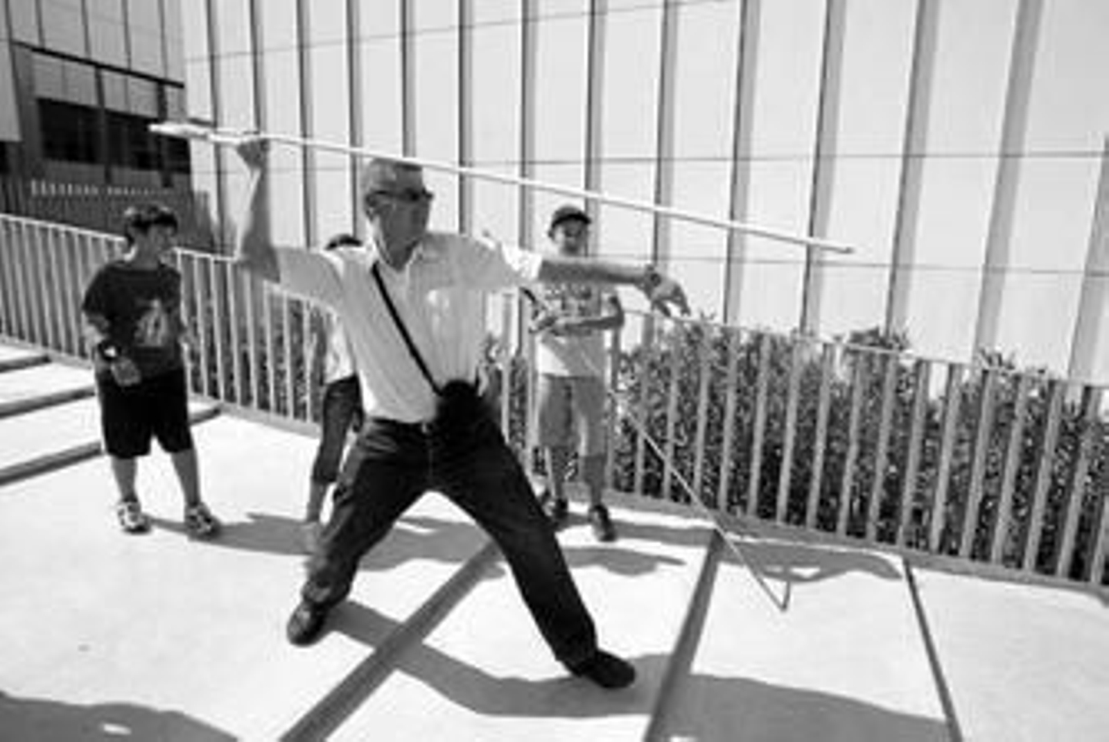 Un visitante prueba el lanzamiento de azagaya.