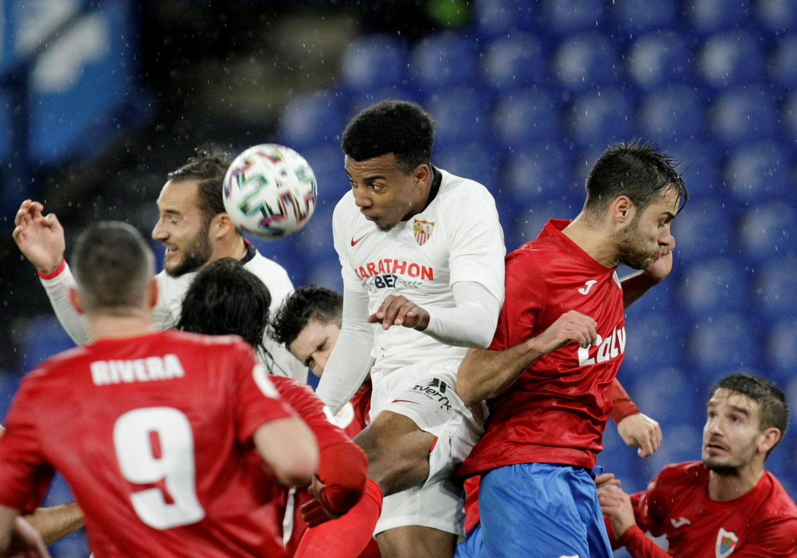 Koundé cabecea a gol para dar la victoria al Sevilla.