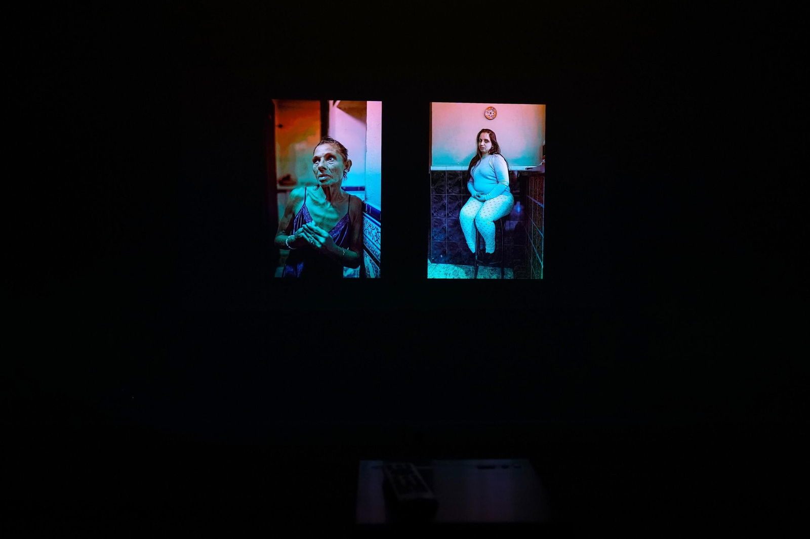 Fotos a Natalia Leiva con su exposición Miénteme, dime que me quieres