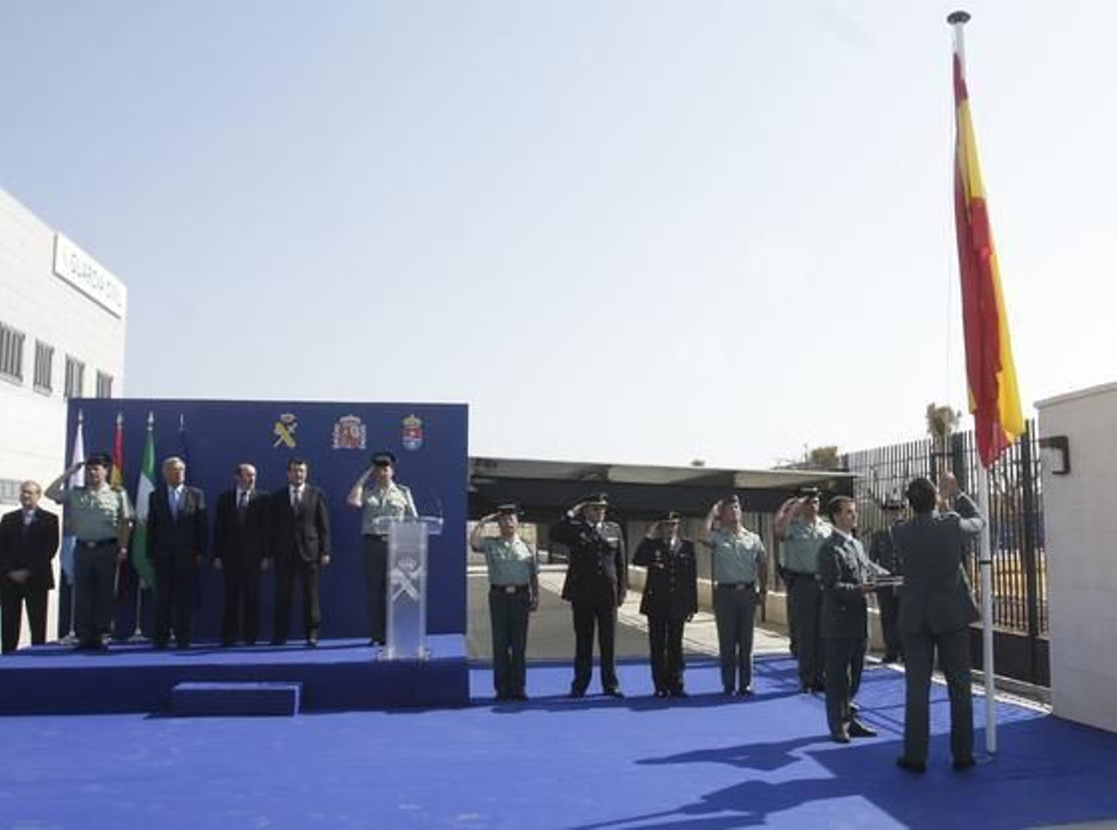 Izado de la bandera de España durante el acto de inaguración.

Foto: José Ángel García
