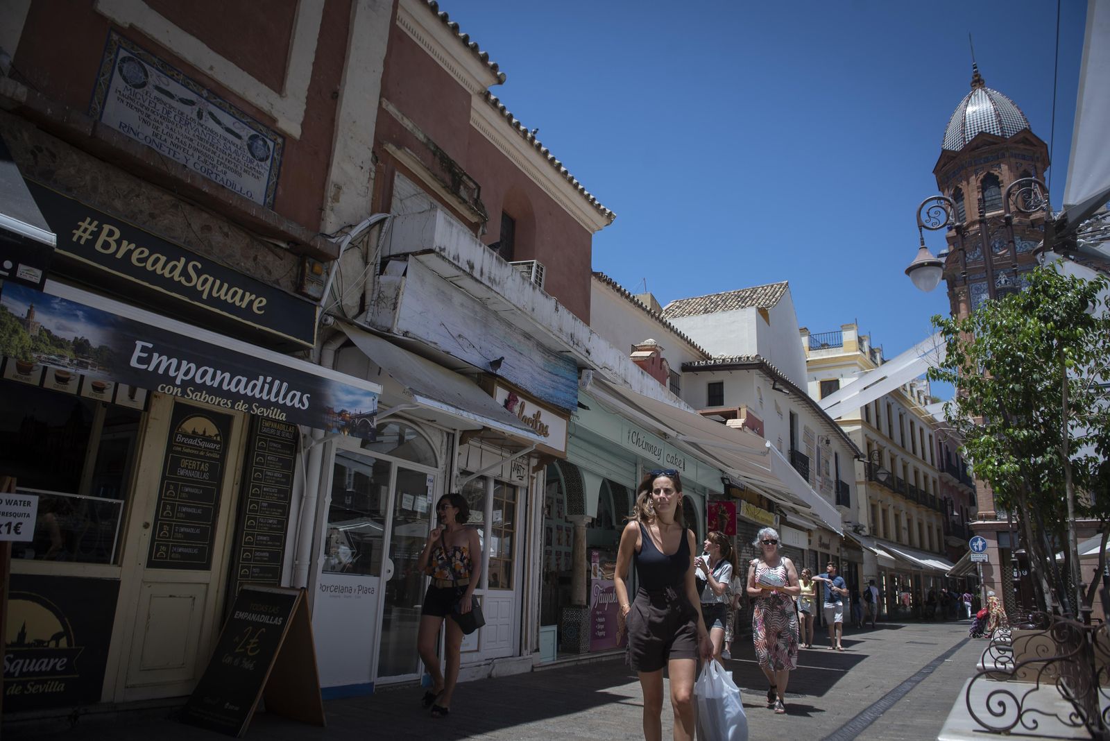 Escaparates de varios negocios que distorsionan la configuración arquitectónica en  la Plaza Jesús de  la Pasión.