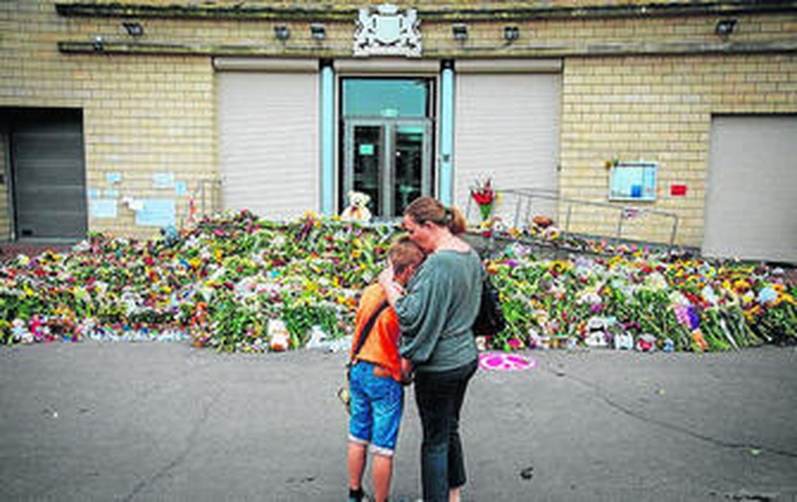 Una mujer abraza a un chico ante la Embajada holandesa en Kiev.