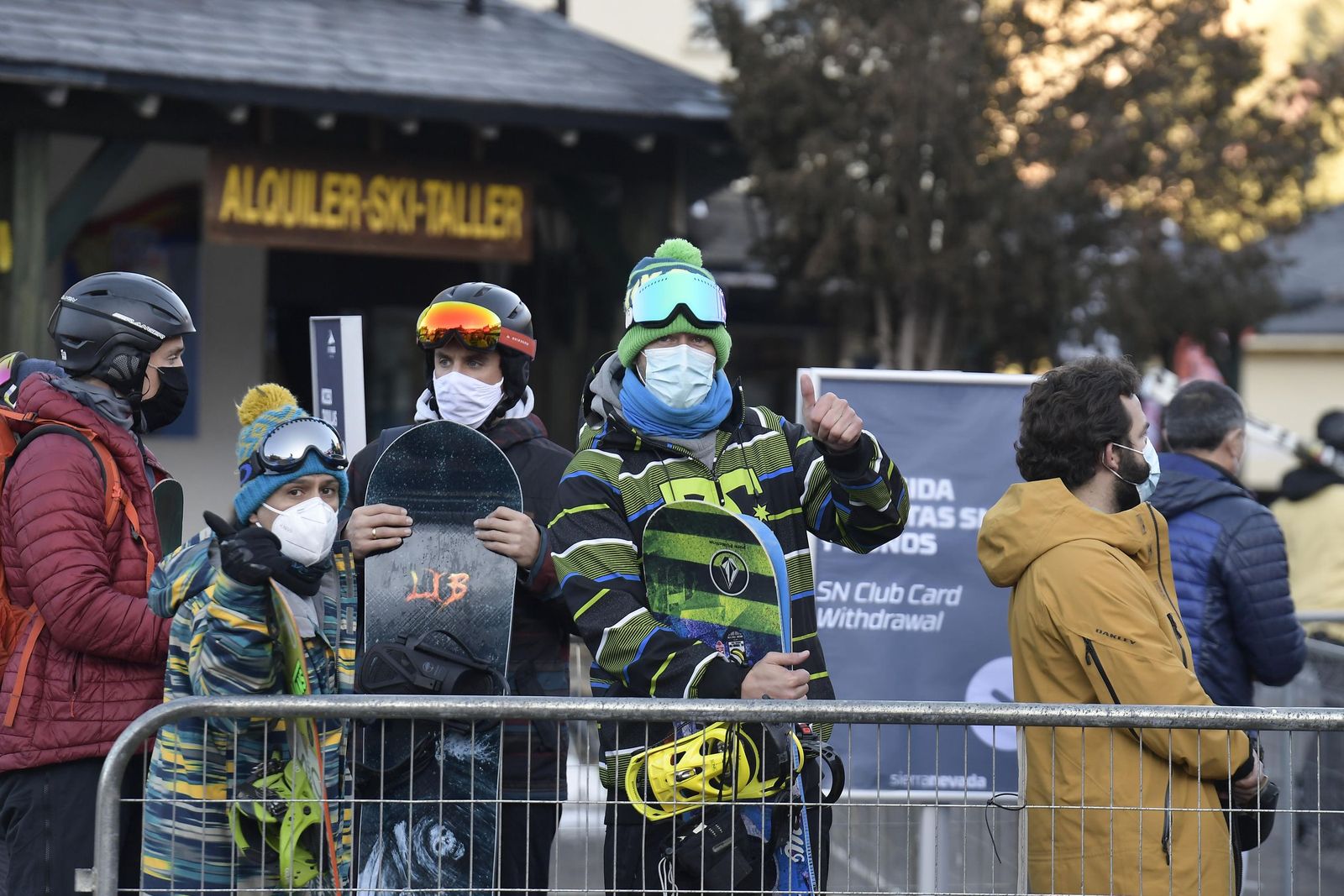 Imagen de archivo de varias personas en la reapertura de Sierra Nevada tras la pandemia.