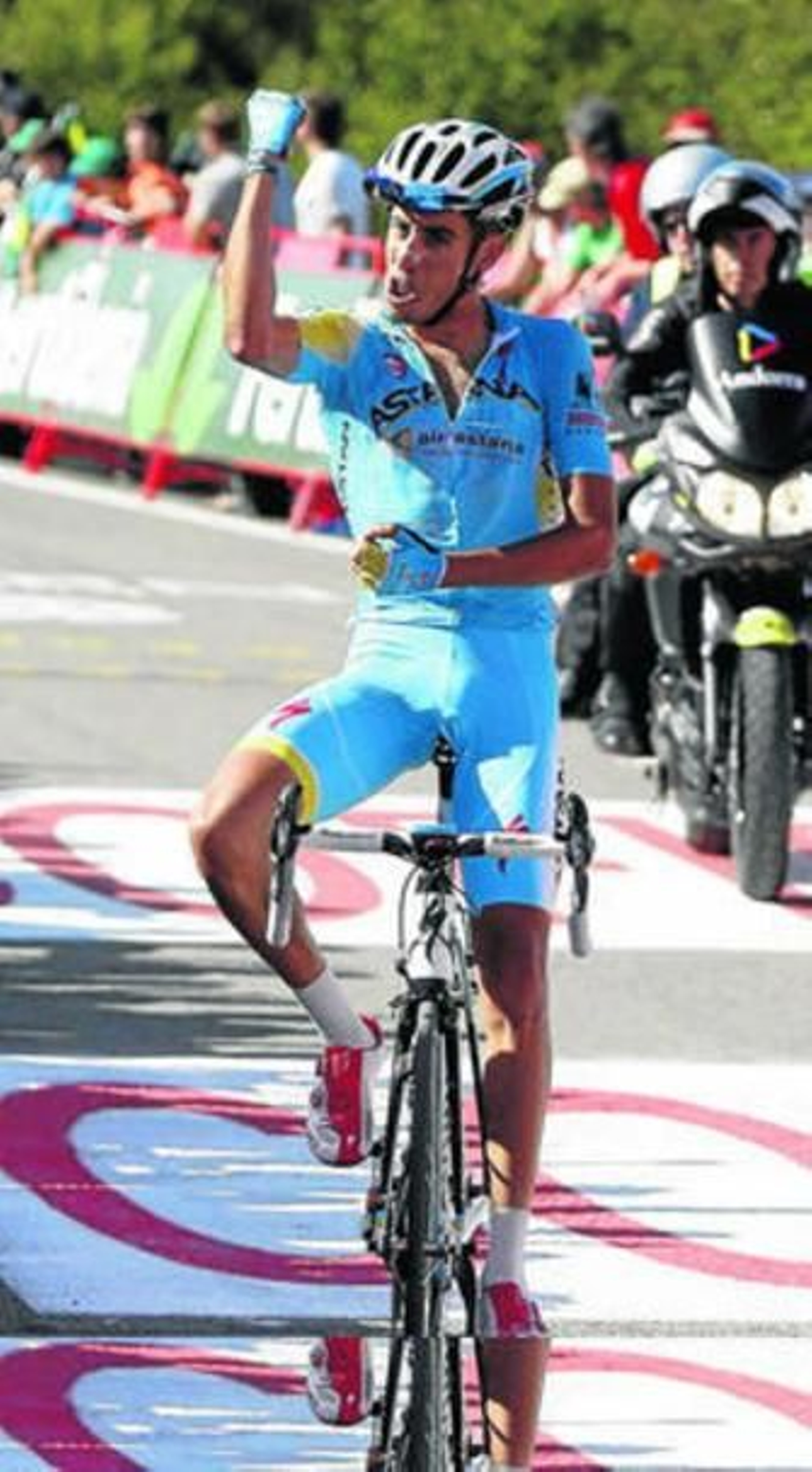 Fabio Aru festeja su triunfo de etapa en la línea de meta.