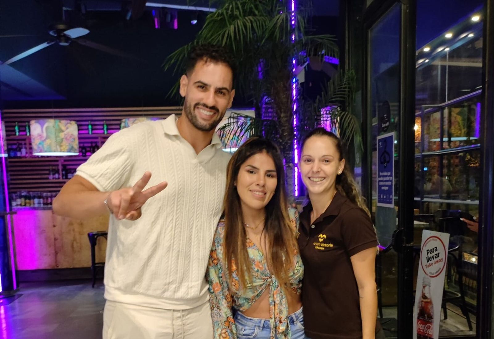 Asraf Beno e Isa Pantoja no dudaron en posar junto al personal del conocido espacio gastronómico, donde suelen venir cada vez que visitan Córdoba