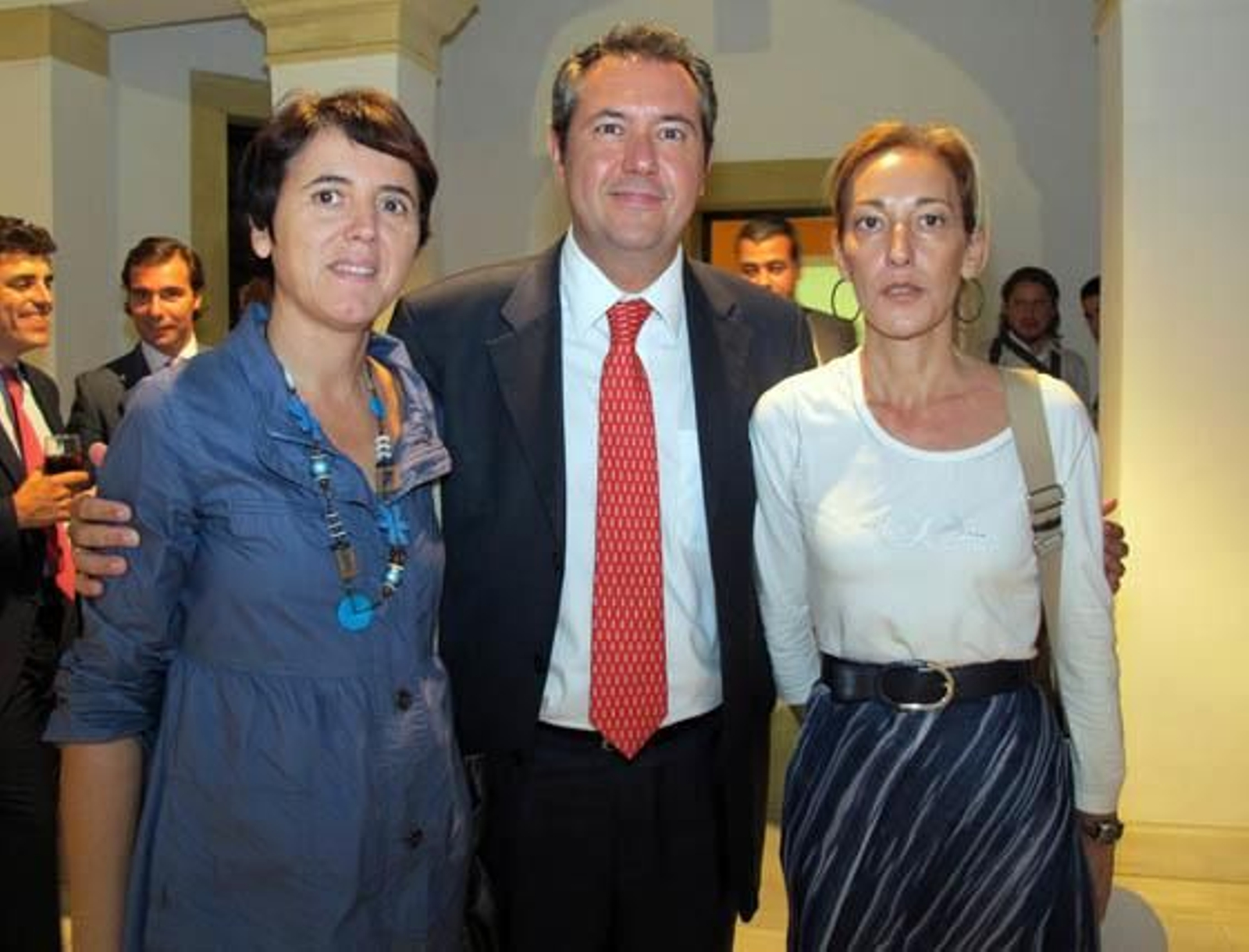 Dolores Bravo, vicepresidenta de la Diputación de Sevilla; Juan Espadas, portavoz municipal del PSOE y Susana López, concejal socialista.

Foto: Victoria Ramírez