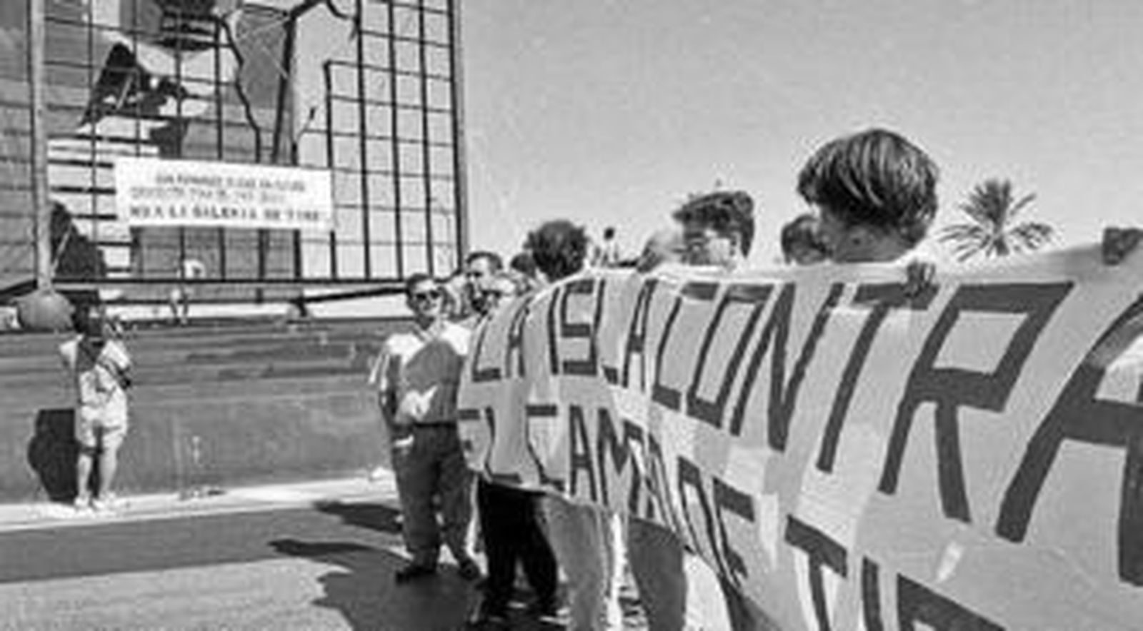 1. Enrique Rioja, fotografiado por Jorge Brea ayer en el Centro de Congresos junto a uno de los carteles de la exposición. 2. Imágenes de Rioja que se puede ver en la muestra, en esta primera se ven las protestas contra la galería de tiro. 3. Otra, el alcalde Antonio Moreno, martillo en mano, inaugurando temporadas playeras. 4. Rodaje de la película 'Navy Seals' con el actor Charlie Sheen entre las dunas de Camposoto. 5. Voluntarios de Protección Civil, presentes desde el primer año.