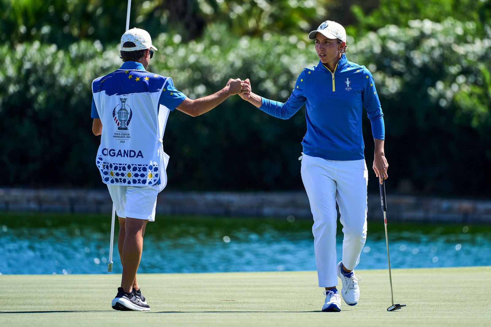 Carlota Ciganda celebra un golpe.