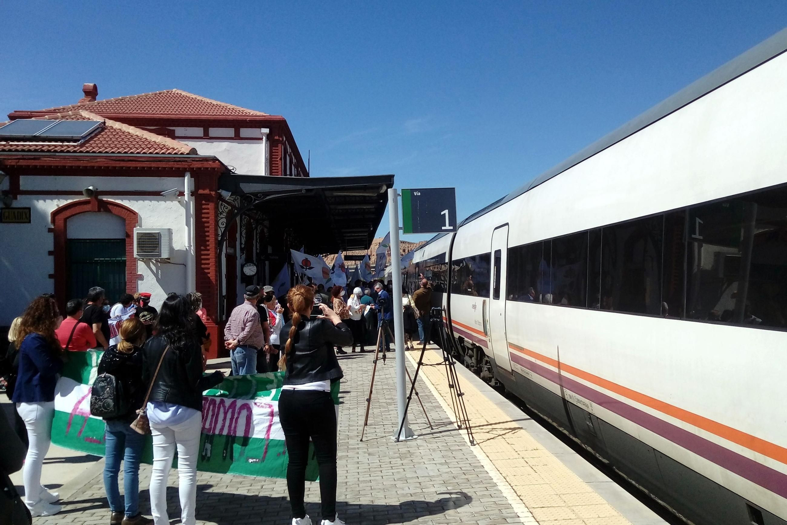 Movilización de los colectivo en la estación de Guadix AAF Comarca de Baza.